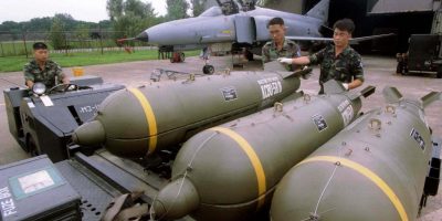 Miembros del círculo militar sureño se preparan para cargar bombas de racimo en un caza durante un ejercicio en una base aérea en Suwon, Sur de Corea.