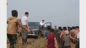 Kim Jong Un averigua en el terreno la dimensión de daños en la comuna de Taechong del distrito de Unpha 13