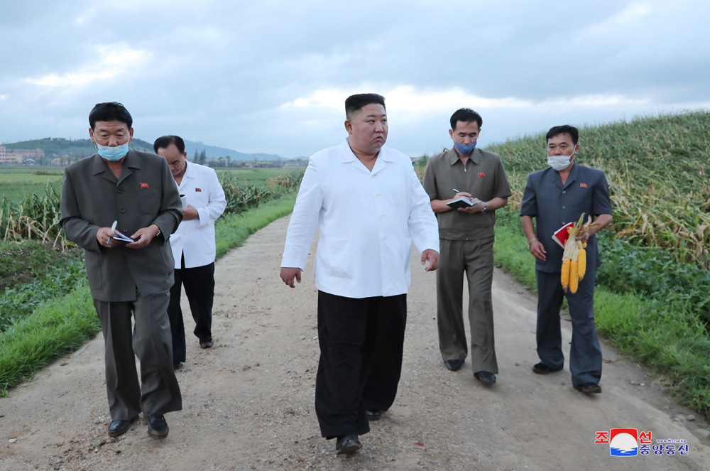 Kim Jong Un recorre la provincia de Hwanghae del Sur atacada por el