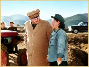 Kim Il Sung se encuentra a una joven tractorista (noviembre de 1973).