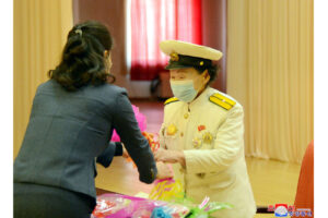 Encuentros con veteranos de guerra y héroes del Ejército Popular de Corea 5