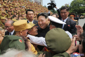 Kim Jong Un se reúne con veteranos y con trabajadores de conservación histórica de la guerra 1