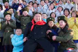 Kim Jong Un se retrata con delegados al IX Congreso de la Organización de Niños de Corea y les envía regalos 1