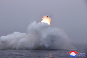 Kim Jong Un dirige prueba de misiles cruceros estratégicos Pulhwasal-3-31 disparados desde submarino, enero de 2024