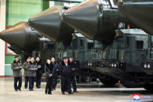 Kim Jong Un dirige importante fábrica de camiones militares 7