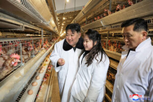Kim Jong Un recorre la Granja Avícola de Kwangchon 1