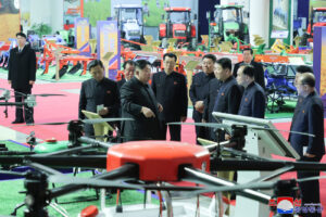 Kim Jong Un recorre la exhibición de máquinas agrícolas 3