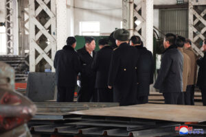Kim Jong Un dirige en el terreno el Astillero de Nampho
