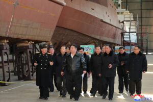 Kim Jong Un dirige en el terreno el Astillero de Nampho
