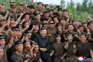 Kim Jong Un visita base de ejercicios de las fuerzas especiales 18