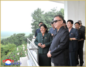 Kim Jong Il en la Granja Cooperativa Sinam, condado de Ryongchon, julio de 2011